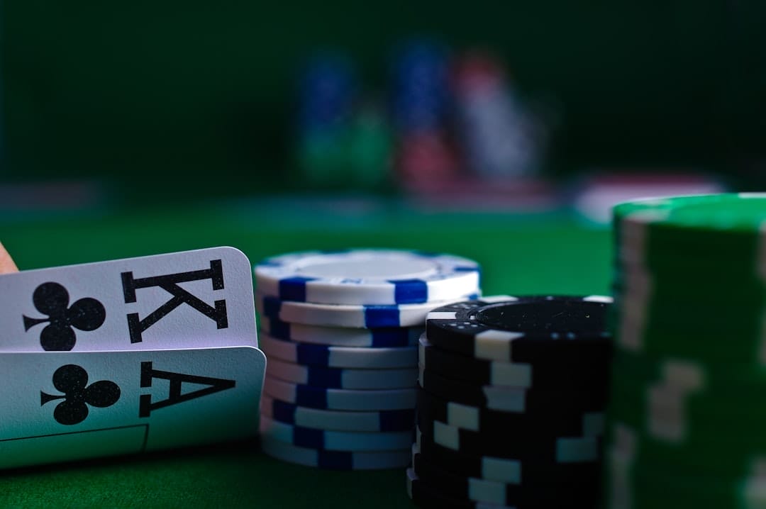 découvrez le monde captivant du poker : règles, stratégies et conseils pour débutants et joueurs confirmés. apprenez à jouer, à bluffer et à gagner en maîtrisant l'art du poker.